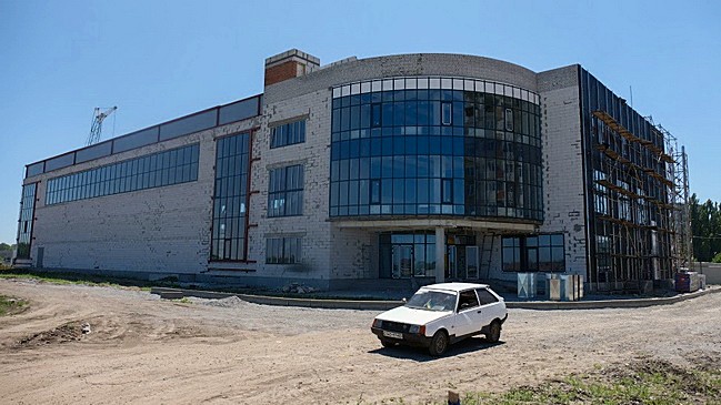 Спортивний центр у Дніпрі: цегляні стіни й монтаж вітражів